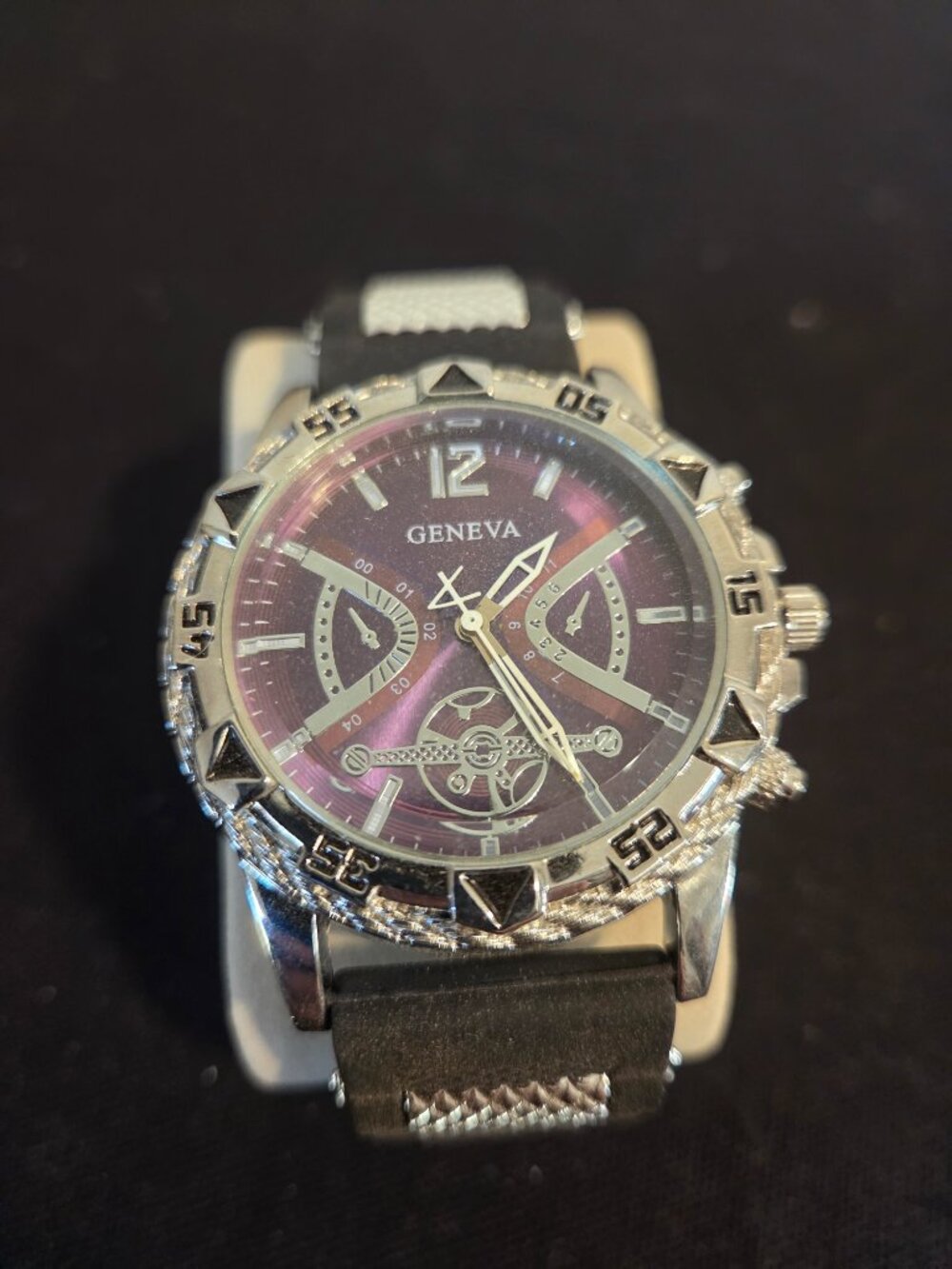 Watch (24) - Picture 1 of 3